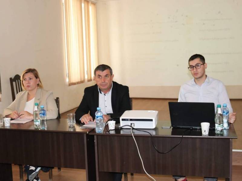 ახალგაზრდობის სახლის   საკონფერენციო დარბაზში ადგილობრივი მეწარმეებისთვის სასწავლო...